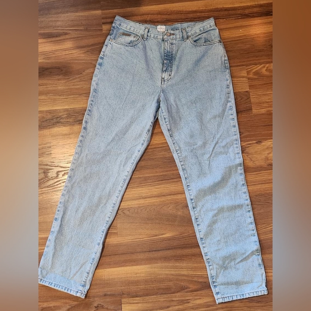 Women's Calvin Klein jeans. Size 14 Inseam 30. Highrise relaxed fit. (Boyfriend)